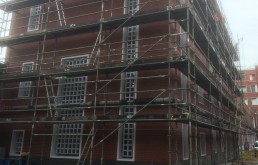 Recercado de Ventana con Celosias en Fachada SATE