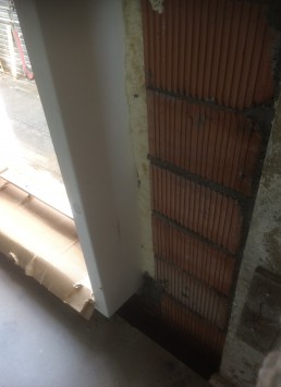 Recercado de Ventana con Celosias en Fachada SATE