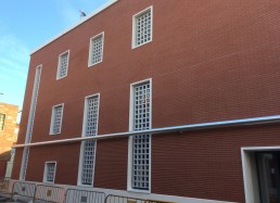 Recercado de Ventana con Celosias en Fachada SATE